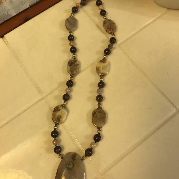 Stone necklace in brown and tan - Picture 2 of 4